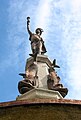 Des statues allégoriques marquent les entrées de la commune.