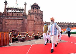 Eerste Minister Modi stap na die podium om die nasie toe te spreek by Red Fort, ter geleentheid van die 75ste onafhanklikheidsdag in Delhi op 15 Augustus 2021