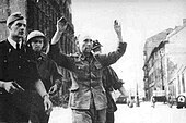 Uno de los prisioneros de guerra alemanes capturados durante los combates en el edificio PASADO ubicado en la calle Zielna, el 20 de agosto de 1944.