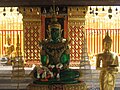 Buddhastatue aus Kristall am Fuße der Chedi