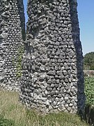 Vue d'une pile en maçonnerie irrégulière.