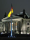 Riksdagsbygningen i Berlin med «Enhetsflagget». Dette flagget symboliserer Tysklands gjenforening og er heist dag og natt. Tysklands nasjonaldag er 3. oktober, dvs denne uken