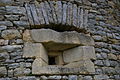 Canonnière carrée au château de Bouillé en embrasure à la française.