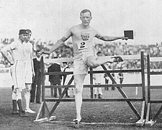 Olympiasieger Forrest Smithson – hier in einer nachträglich gestellten Szene mit einem Buch in der Hand