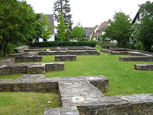 Le rovine del forte di Niederbieber in mezzo all'abitato