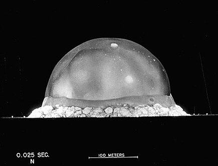 A Trinity detonációja 25 ezredmásodperccel a robbanást követően. A megjelenő tűzgömb tetőpontja ezen a képen hozzávetőleg 200 méter magasságban volt a képkészítés pillanatában