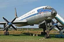 Tu-114 stationné. Le dessous du fuselage est à près de 5 mètres du sol.