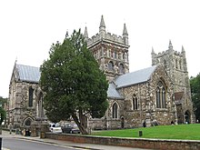 Photo d'une église imposante dominée par deux grandes tours