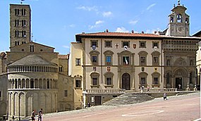 A Praça Grande (em primeiro plano) e a igreja de Santa Maria della Pieve (no lado esquerdo).