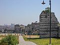 Die Mauersektion im Blachernenviertel mit den Überresten des Porphyrogennetos-Palastes im Hintergrund