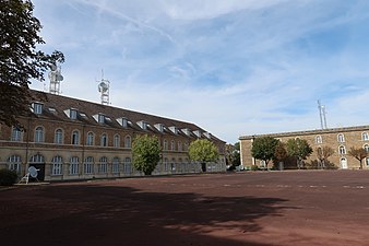 Cour d'honneur des bâtiments militaires des années 1840.