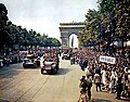 Patriotas franceses en los Campos Elíseos para ver el desfile de tanques y semiacorazados de la 2.ª División Acorazada del General Leclerc desfilando bajo el Arco del Triunfo, tras la liberación de París el 26 de agosto de 1944. Por Jack Downey.