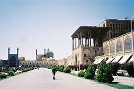 Ali Qapu (rechts) en de moskee van de sjah (midden)