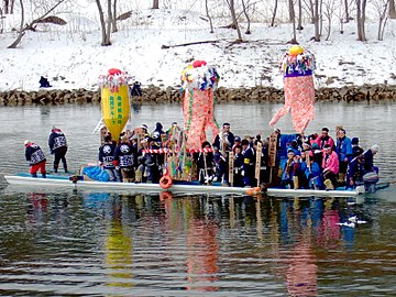 Pref. Akita, miasto Daisen – Bonten (Brahma) przekracza rzekę (festiwal noworoczny)[2]