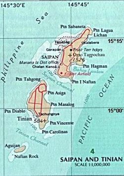 Na mapě Tinian jihovýchodně od Saipanu, s okolními vodami a hlubším mořem