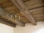 Soffitto con travi in legno