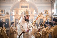 Biskup Serafím žehná přítomnému kléru a věřícím (2019)