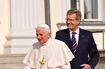 President Christian Wulff receiving Pope Benedict XVI