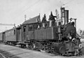 La locomotive-tender type Mallet B.L.E.A.G. 5 bis 8 (de) dans une gare de Karlsruhe, Allemagne. Mars 1958.