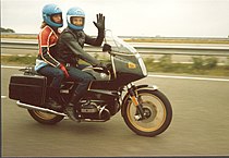 De BMW R 100 RS was in 1976 de eerste motorfiets die vanaf de fabriek een stroomlijnkuip kreeg. Deze was zelfs in de windtunnel ontwikkeld.