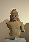 Buddha protégé par le nāga. Bayon. Art post-Bayon, 1re moitié XIVe s. H. 50 cm. Musée Guimet[167]