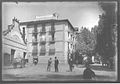 La plaça Catalunya amb la parada del cotxes de línia, cap a 1920.[nota 9]