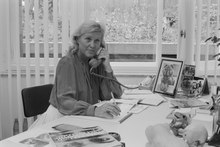 Erika Billeter sitzt telefonierend an ihrem Schreibtisch, Kunsthaus Zürich, Schwarzweissfotografie, Querformat, 1979