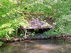 Lavoir non restauré près du pont de la RD 126 sur la Nonette.