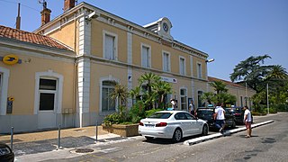 Entrée de la gare et taxis.