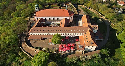 Luftbild mit Klosterkirche und Konventsgebäuden