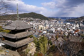 尾道を代表する風景の一つ、天寧寺から東方向を撮影したもの。この寺は尊氏の意思を継いで足利義詮が工事を寄進、普明国師を請して開山した。左に見える塔婆は嘉慶2年（1388年）建立[56][57][53]。