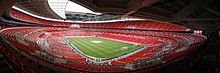 Un stade de foot avec des dossiers rouges.