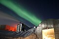 29. Az Amundsen–Scott déli-sarki kutatóállomás az arktikus éjszakában. Az új állomás balra, az elektromos generátor középen, a régi garázs jobbra látható. A fénykép teliholdnál, 25 másodperces expozíciós idővel készült (javítás)/(csere)