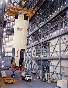 Prima treaptă a lui Apollo 8 Saturn V ridicată în hangarul de asamblare verticală (1 februarie 1968)