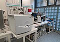 EA-IRMS: hmotnostní spektrometr izotopových poměrů s elementárním analyzátorem pro stanovení izotopových poměrů stabilních izotopů ve vínech, lihovinách, medu a přírodních sladidlech v laboratoři SZPI v Brně.