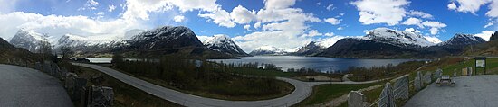 Kjøsnesfjorden (til venstre) og Jølstravatnet (til høyre) sett fra Kjøsnes Foto: Fortegnet panoramabilde våren 2015