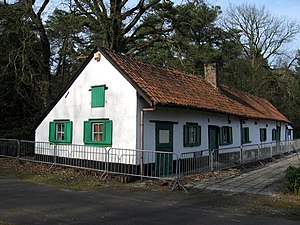 Hoeve met een mank zadeldak