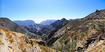 Vallée dans le djebel Akhdar (Oman). (définition réelle 7 625 × 3 758)