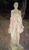 Korsós nő szobra a cseppkőbarlang bejáratánál