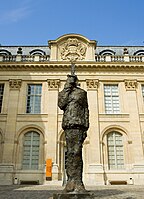 Louis Mitelberg: Homenaje al capitán Dreyfus (1986-88). Estatua dedicada al capitán judeo-francés Alfred Dreyfus, cuyo caso tuvo una enorme repercusión en sociedad francesa e internacional entre 1894 y 1906. Nótese el contraste entre el sable quebrado y la erguida actitud corporal de la figura.