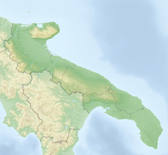 Mapa konturowa Apulii, blisko lewej krawiędzi znajduje się punkt z opisem „źródło”, natomiast blisko centrum na lewo u góry znajduje się punkt z opisem „ujście”