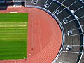 Partie d'une piste d'athlétisme en plein air.