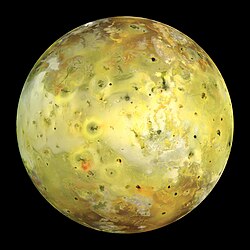 Io, fotograferet af rumsonden Galileo De hvide sider på hver siden af Io er belagt med vulkansk afsatte svovldioxidfrost. hvorimod de gulere pletter indholder en højere andel svovl