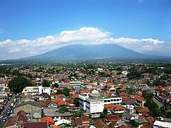 Bogorin kaupunkia, Salak-vuori taustalla.