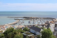 Vue générale du port entouré de sa haute jetée semi-circulaire