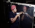 Rosie la Rivettatrice mentre lavora su un bombardiere in picchiata A-31 Vengeance (1943)