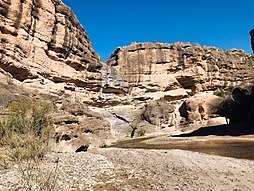 Cascada seca en el cajón de las manos pintas,