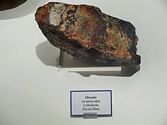 Hématite sur trachyte.