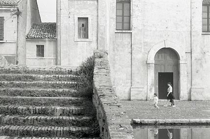 Ponte e chiesa del Carmine.