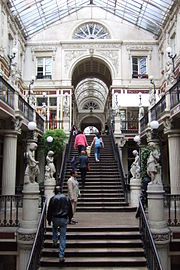 Grand escalier aux marches en bois, vu du bas.